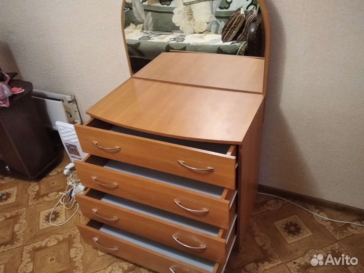 Комод с зеркалом