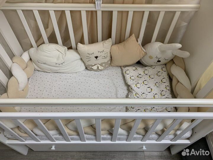 Детская кроватка с маятником