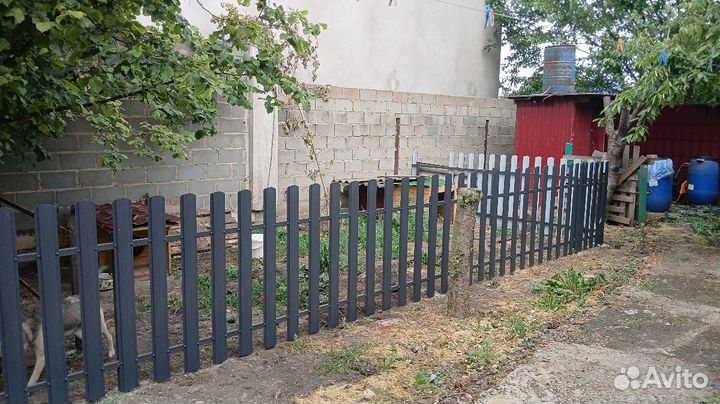 Забор из металлического штакетника