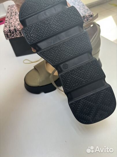 Босоножки на каблуке новые 37 размер