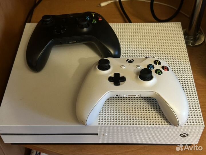 Xbox One S + 2 геймпада