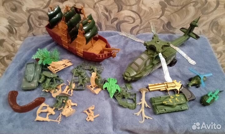 Детские игрушки солдатики корабль вертолет