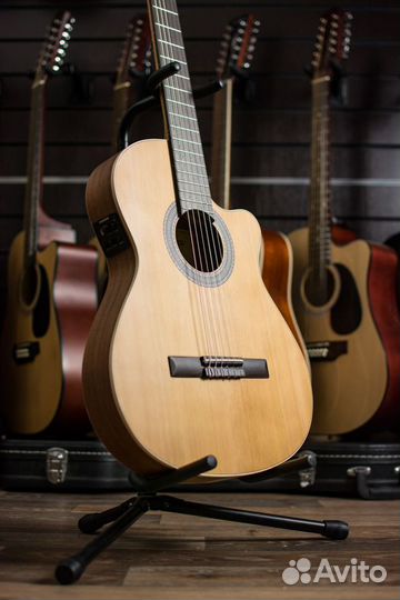 Классическая гитара Alhambra + Аксессуары