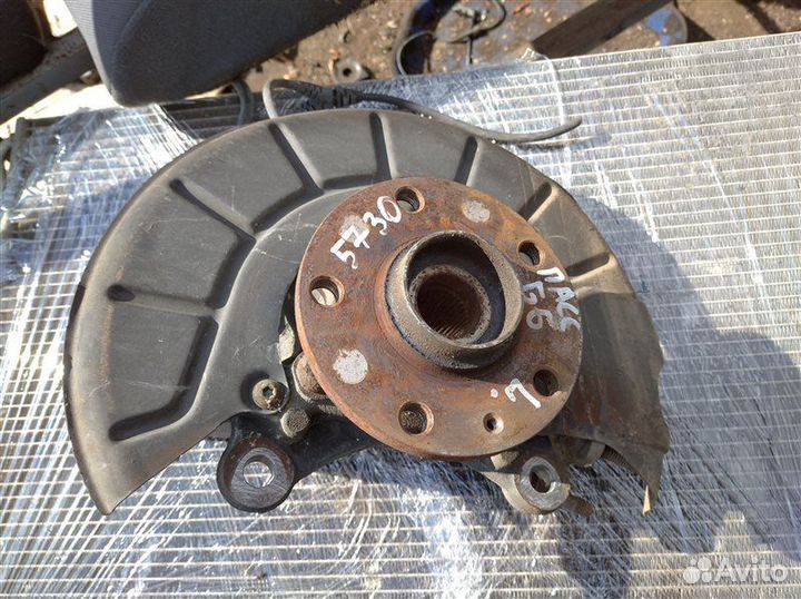 Поворотный кулак передний левый Volkswagen Passat