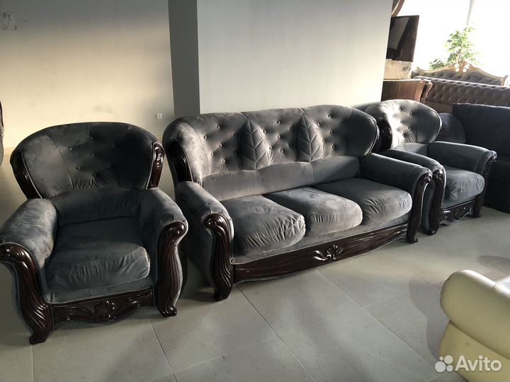 Диван с двумя креслами
