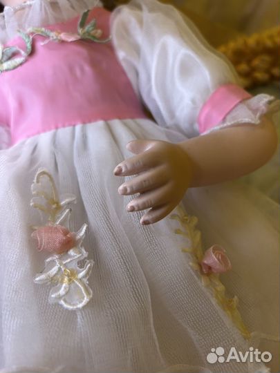 Кукла фарфоровая