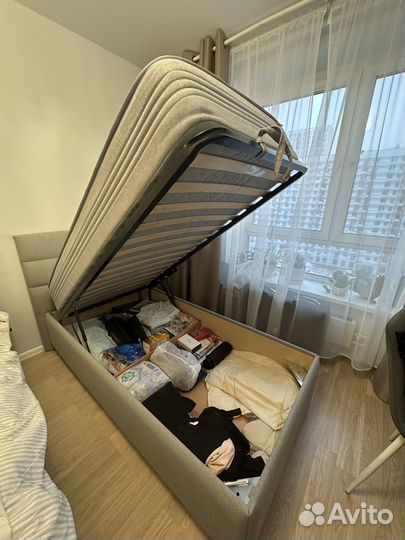 Кровать с подъемным механизмом