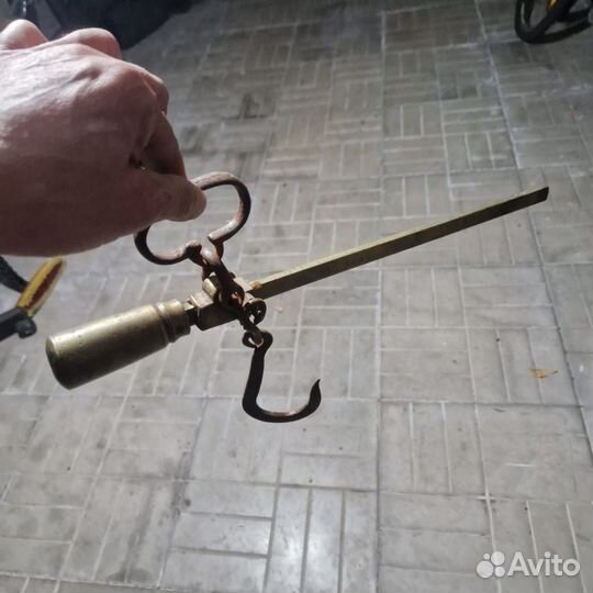 Антиквариат:замок и весы