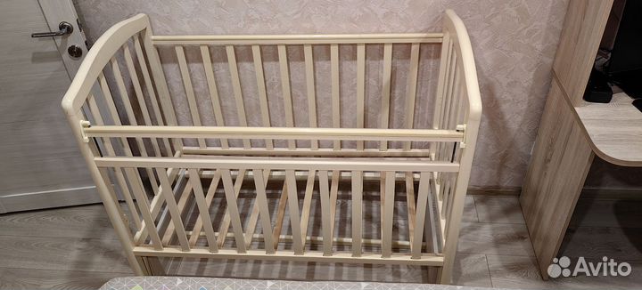 Детская кроватка с продольным маятником