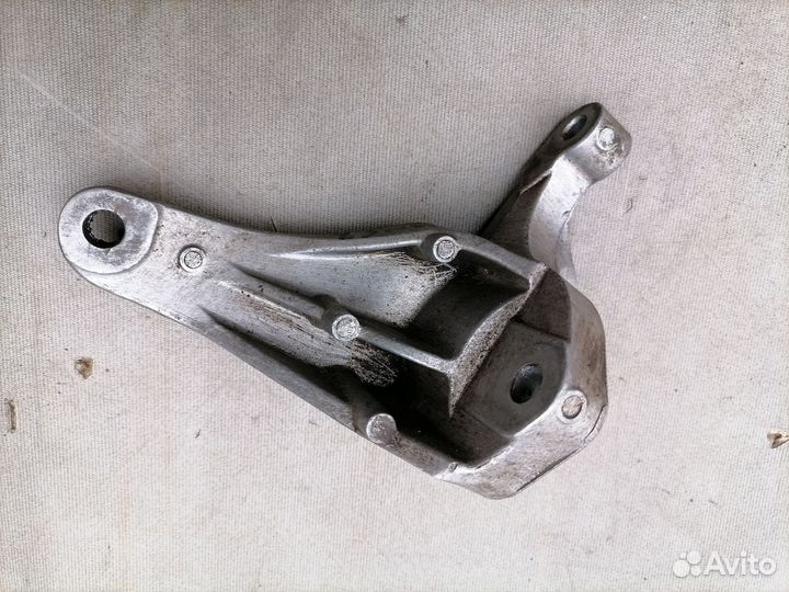 Кронштейн МКПП Ford 3m516p093ae для Ford Focus II