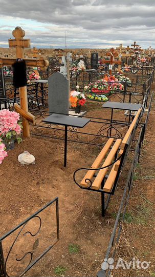 Уборка могил. Установка оград, крестов