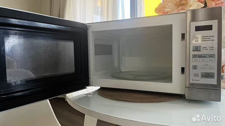 Продаю микроволновую печь LG MS-1944JL