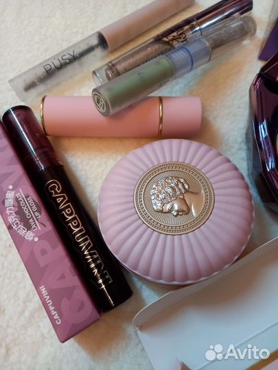 Набор косметики пудра, хайлайтер, румяна и тд