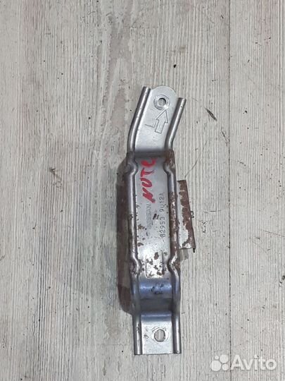 Кронштейн Nissan note E11 Лев