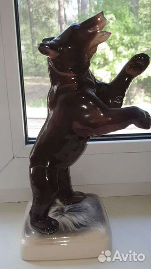 Скульптура Бурый медведь на задних лапах