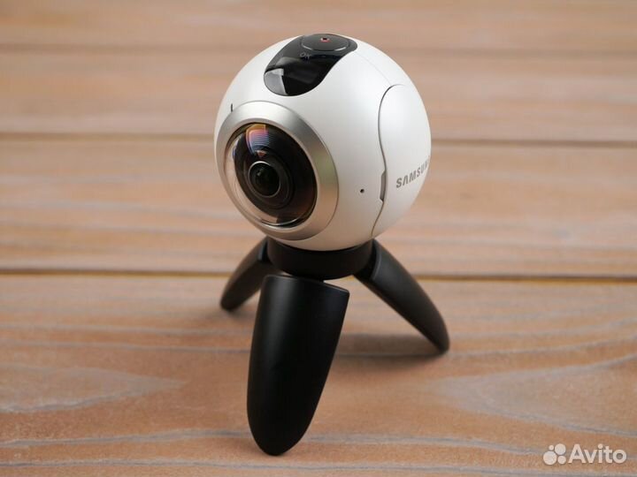 Панорамная экшн-камера Samsung Gear 360