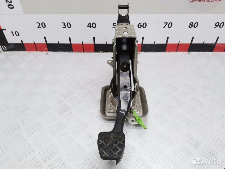 Педаль тормоза Volkswagen Touran 2004