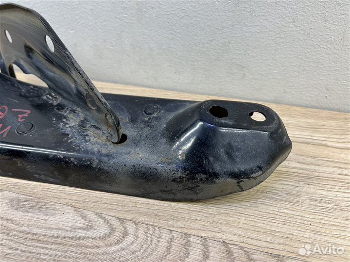 Кронштейн задней балки правый Nissan Murano Z52