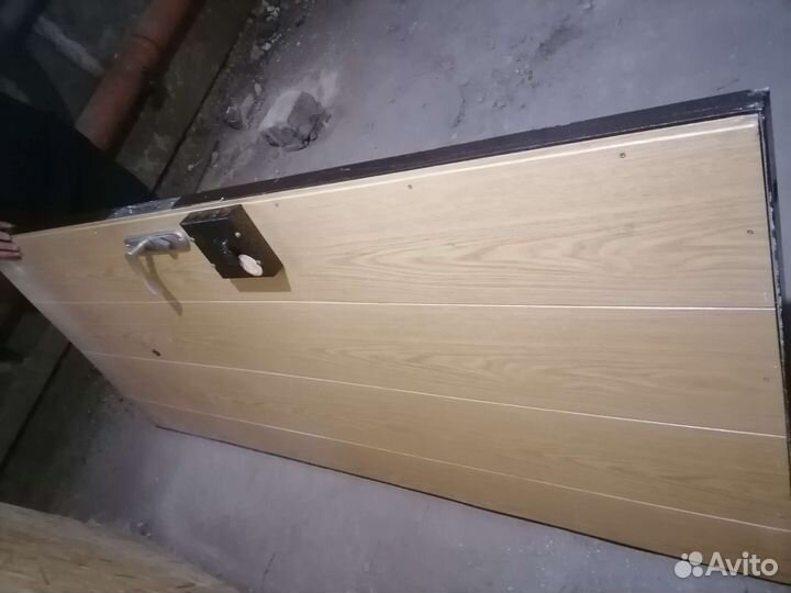 Дверь входная металлическая правая бу