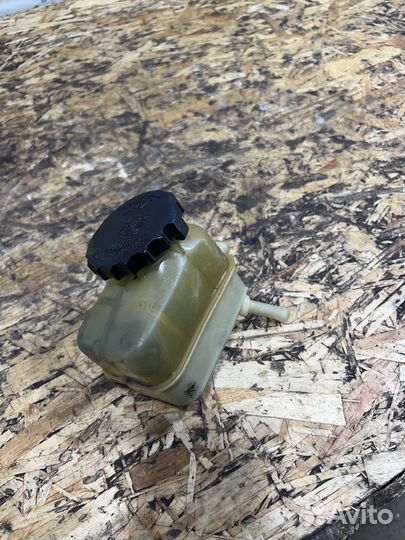 Бачок гур Тойота Авенсис T250