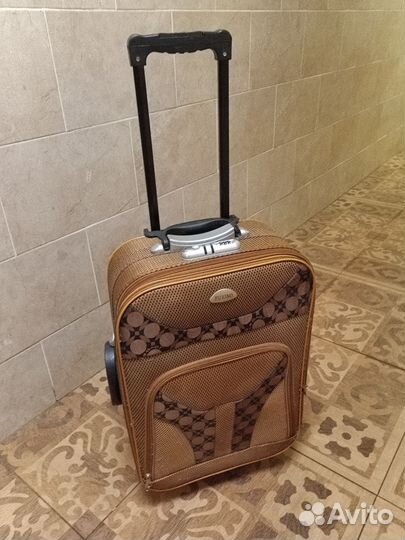 Чемодан на колесах размер s