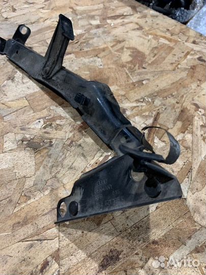 Кронштейн крыла передний левый Audi A4 B8