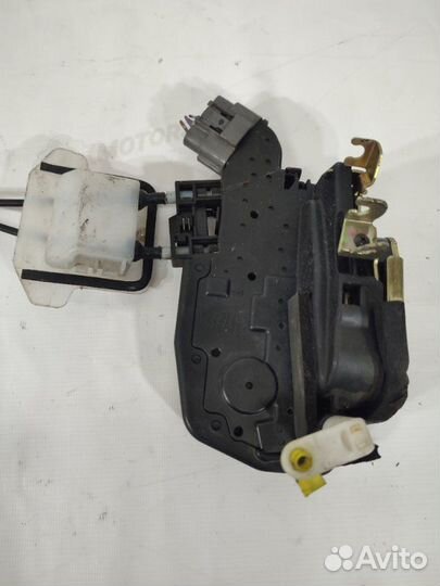 Замок двери передний правый Nissan Serena C25