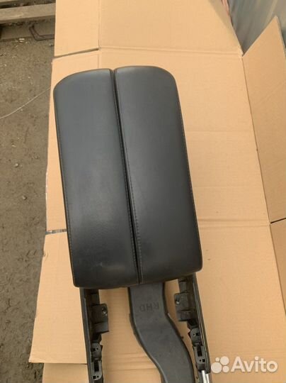 Подлокотник Nissan Fuga Infiniti M35