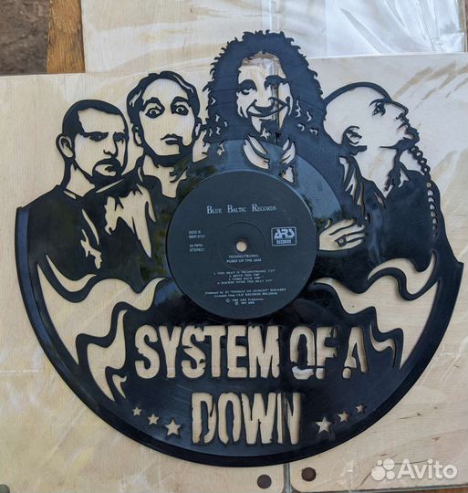 Пано из виниловых пластинок с рок группами