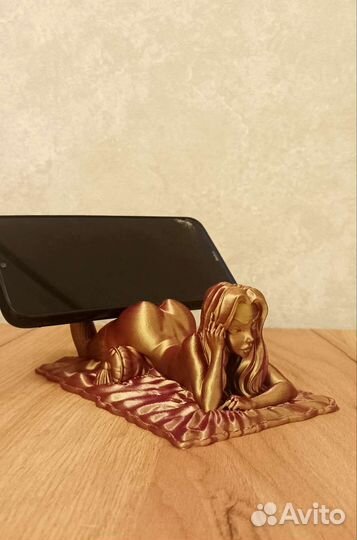 Девушка в виде подставки для телефон