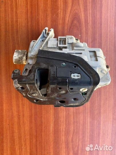 Замок двери передний правый Audi A6 C6 AUK 2007