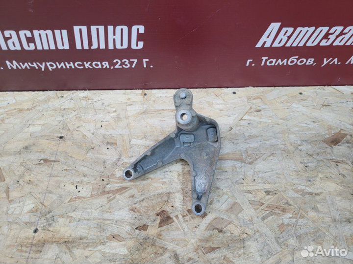 Кронштейн кпп Renault Sandero Stepway