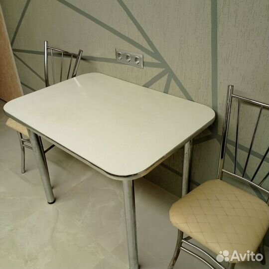 Кухонный стол и 2 стула