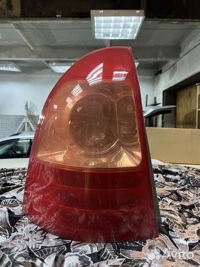 Задний левый фонарь toyota fielder 121
