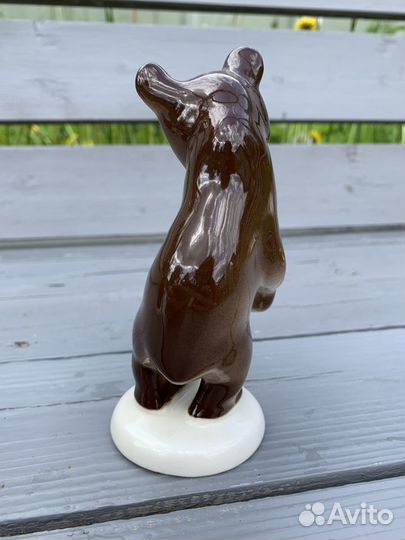 Бурый медведь фарфоровая статуэтка