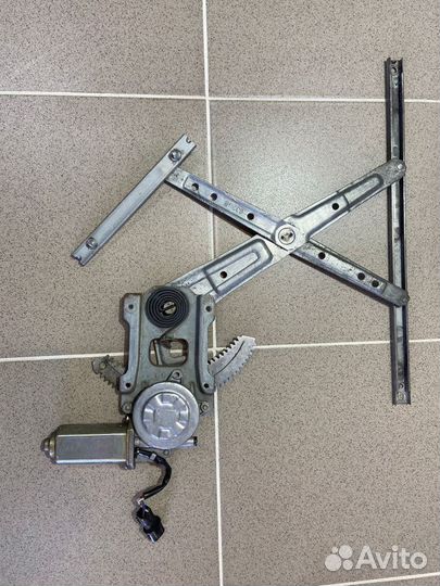 Стеклоподъемник передний левый Isuzu Bighorn 1994