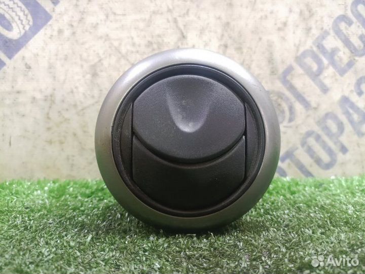 Дефлектор воздушный передний правый Nissan Note