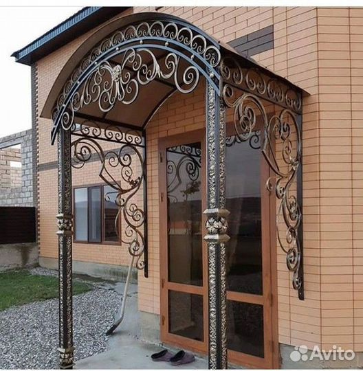 Козырёк над крыльцом