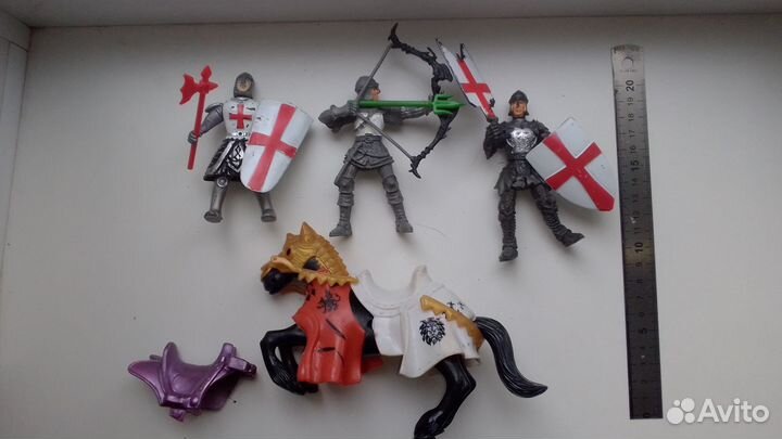 Солдатики разные - рыцари и индейцы