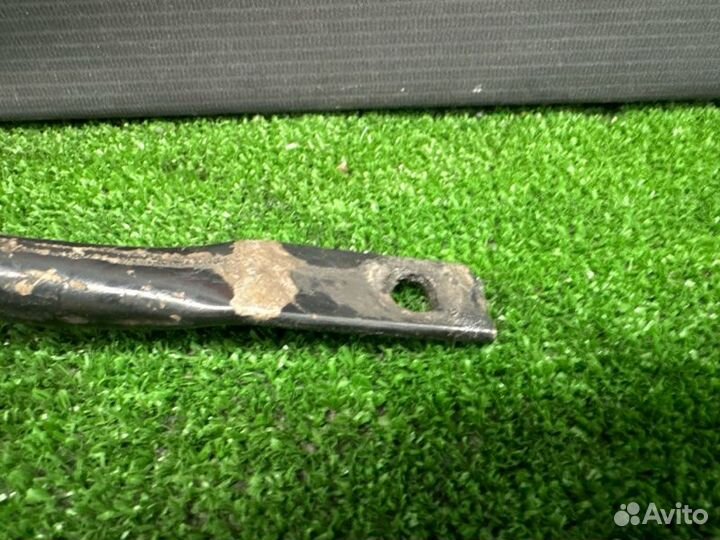 Кронштейн переднего подрамника правый Renault