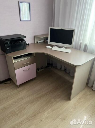 Компьютерный стол с тумбочкой (для девочки)
