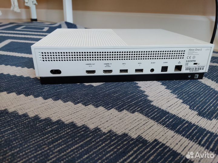 Xbox one s 2 геймпада и игры