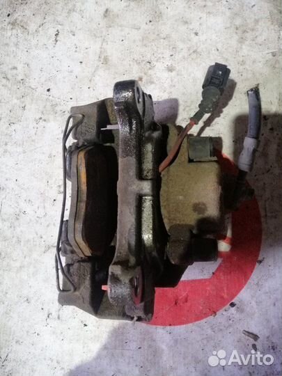 Суппорт передний левый Volkswagen Passat Alltrack