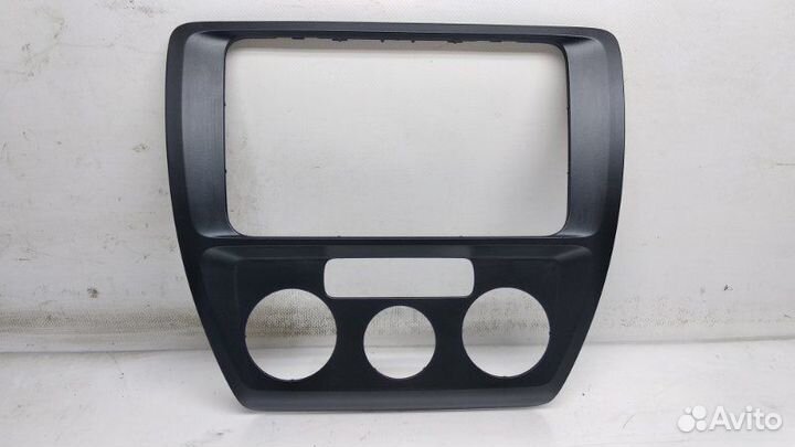 Рамка магнитолы Volkswagen Jetta 6 2.0 TDI 2015