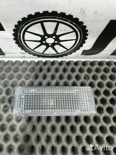 Плафон подсветки салона задний правый Land Rover