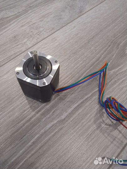Шаговый двигатель