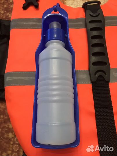 Жилет для средних собак с дорожной бутылкой