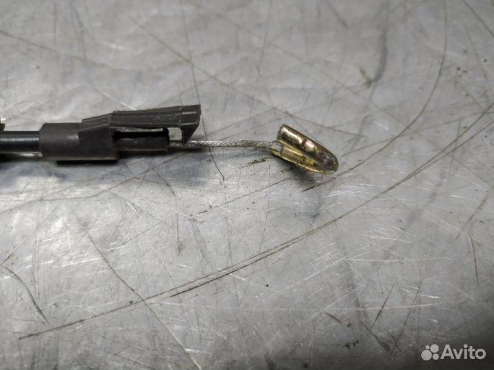 Трос открывания передней двери Volkswagen Passat