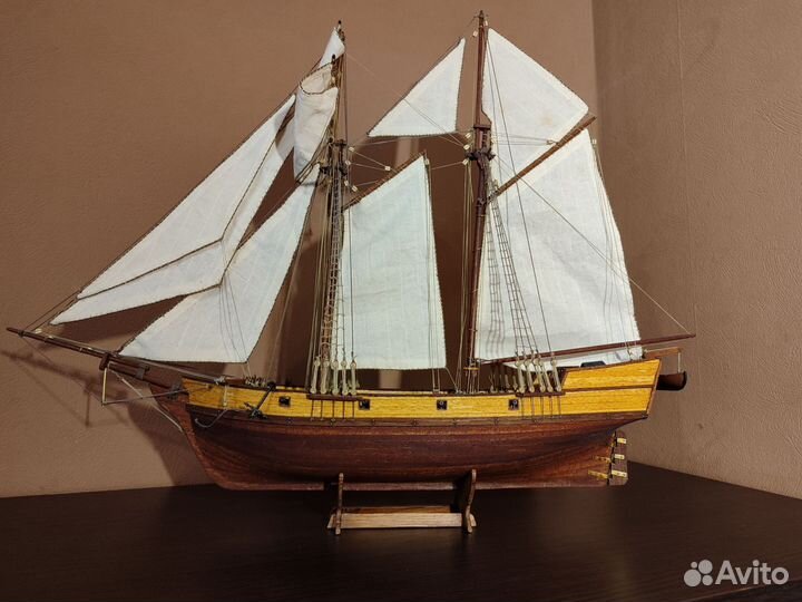Модель парусника из дерева