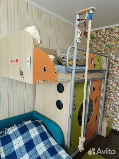 Кровать с матрасом и шкафом